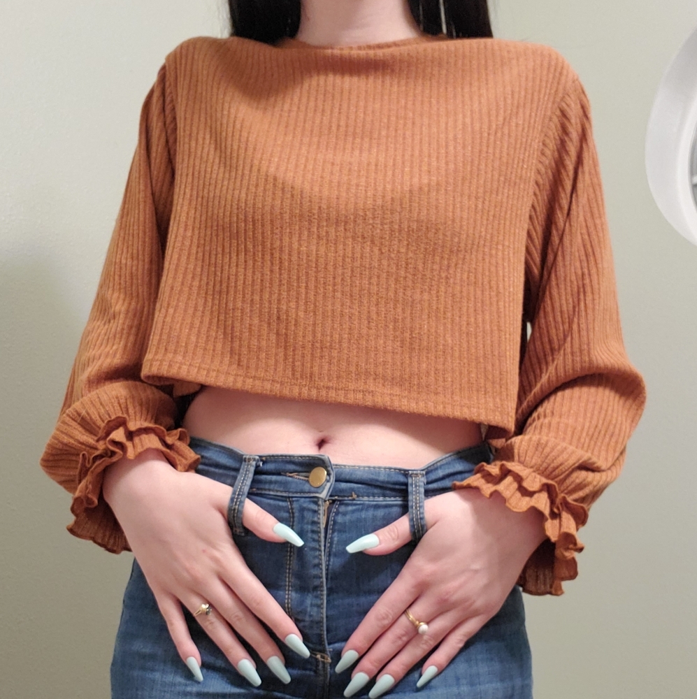 Cropped musturd long sleeve with ruffle cuffs